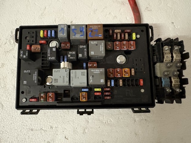 Opel Astra J 2009-2015 Motortéri biztosítéktábla Használt