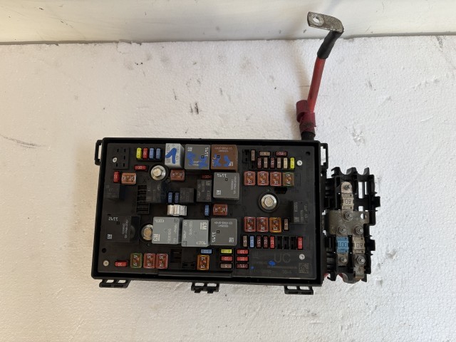 Opel Astra J 2009-2015 Motortéri biztosítéktábla Használt