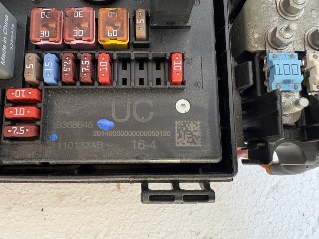 Opel Astra J 2009-2015 Motortéri biztosítéktábla Használt