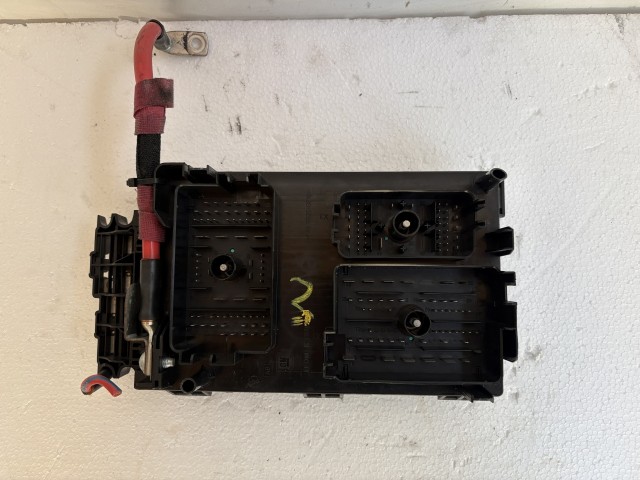 Opel Astra J 2009-2015 Motortéri biztosítéktábla Használt