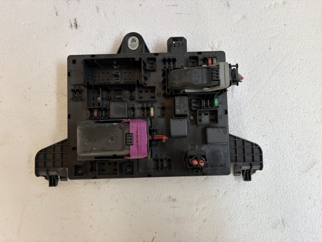 Opel Astra J 2009-2015 Biztosítéktábla Csomagtér Használt