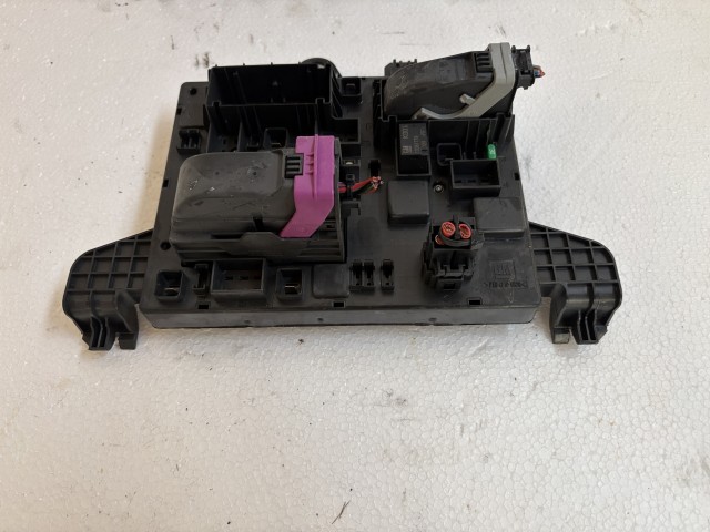 Opel Astra J 2009-2015 Biztosítéktábla Csomagtér Használt