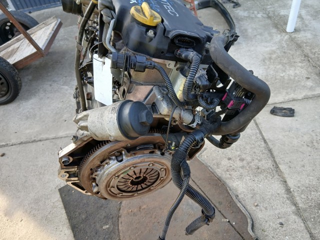 Opel Corsa D 1.2 Twinport Motor Z12xep (FŰZÖTT BLOKK HENGERFEJJEL)