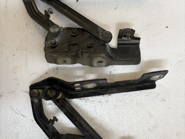 Opel Astra J 2009-2015 Motorháztető zsanér Használt fekete 