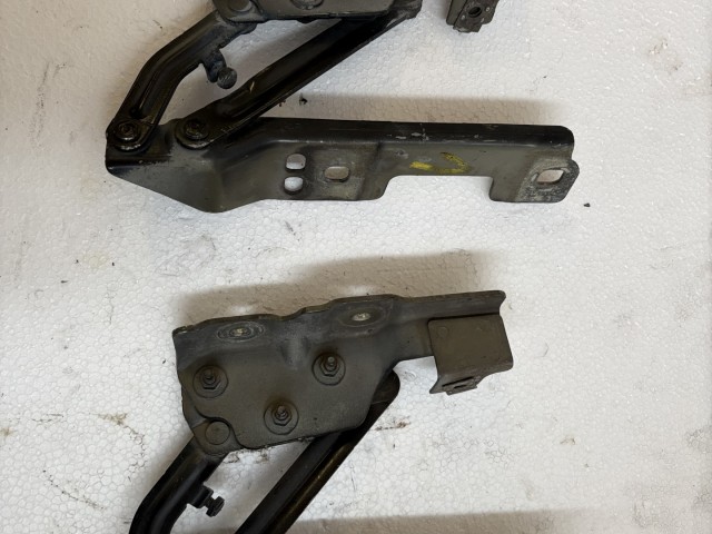 Opel Astra J 2009-2015 Motorháztető zsanér Használt fekete 