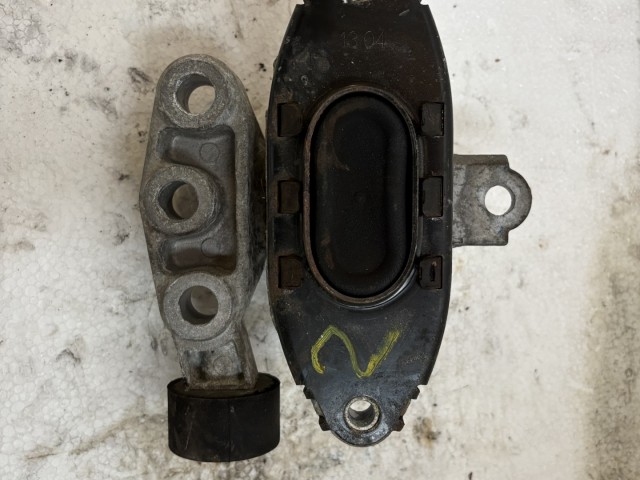 Chevrolet Trax U200 2013 motortartó bak