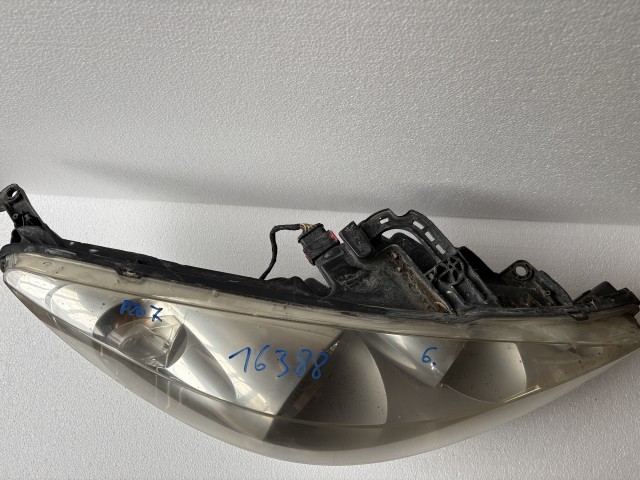 16388 Peugeot 207 2006-2014 Lámpa , Fényszóró Használt Jobb első
