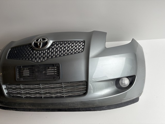 16358 Toyota Yaris II. első Lökhárító Szürke