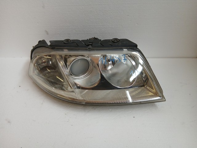16497 Volkswagen Passat 2002-2004 b5 5.5 Jobb első Lámpa , Fényszóró Projektoros