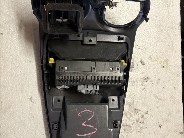 Opel Corsa D 2006-2014 Középkonzol keret Ülésfűtéses