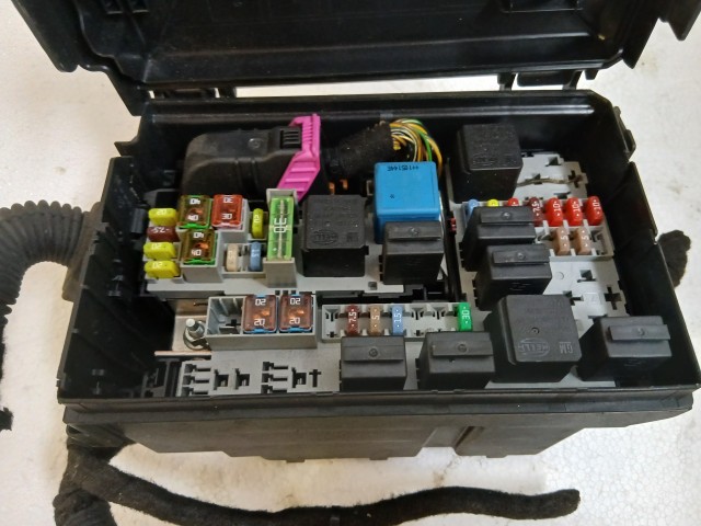 Opel Meriva B Motortéri Biztosítéktábla