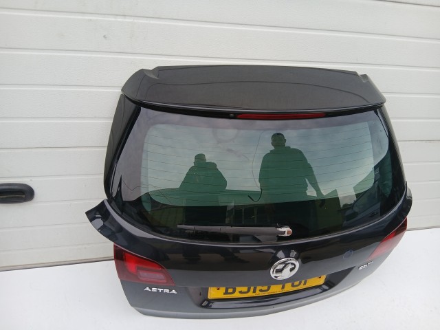 16956 Opel Astra J 2009-2015 Csomagtérajtó Z22c Fekete