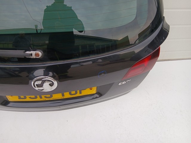 16956 Opel Astra J 2009-2015 Csomagtérajtó Z22c Fekete