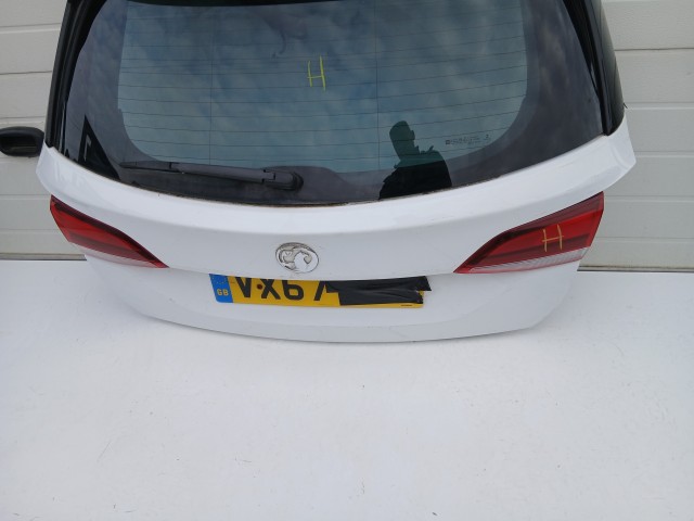 16961 Opel Astra K Kombi Csomagtérajtó Használt Z40r Fehér