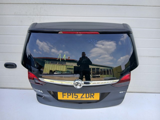16981 Opel Zafira C 2011-2017 Csomagtérajtó Használt Z22c Fekete a képen látható sérüléssel