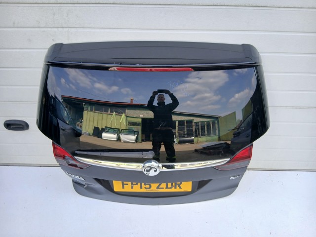 16981 Opel Zafira C 2011-2017 Csomagtérajtó Használt Z22c Fekete a képen látható sérüléssel