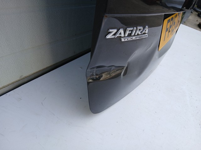 16981 Opel Zafira C 2011-2017 Csomagtérajtó Használt Z22c Fekete a képen látható sérüléssel