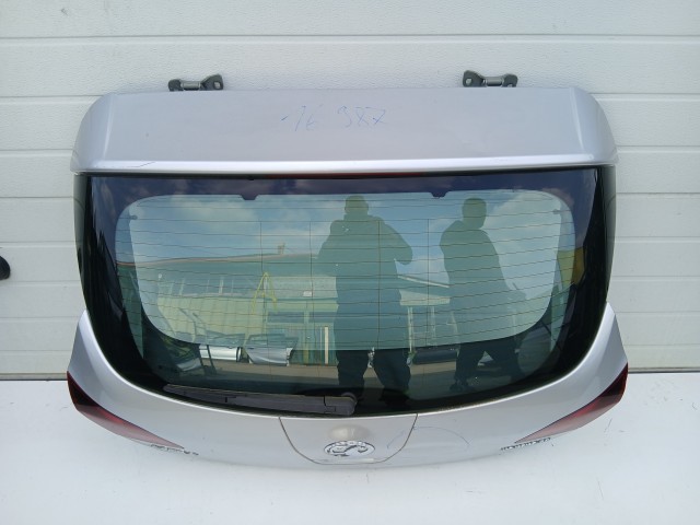 16987 Opel Astra J 2009-2015 Csomagtérajtó Használt Ezüst Z176 a képen látható sérüléssel