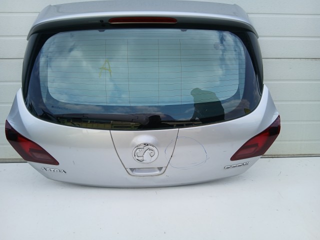 16987 Opel Astra J 2009-2015 Csomagtérajtó Használt Ezüst Z176 a képen látható sérüléssel