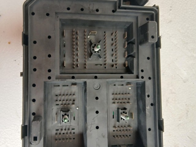 Opel Corsa E 2014- 2014-2019 Motortéri biztosítéktábla Használt