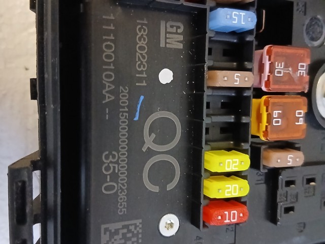 Opel Astra J 2009-2015 Biztosítéktábla Motortéri