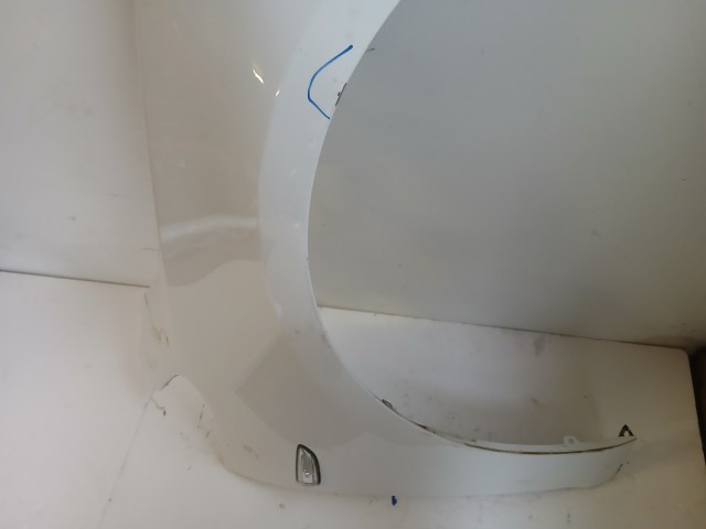 17229 Opel Astra J Jobb első Sárvédő Fehér Y40r a képen látható sérüléssel