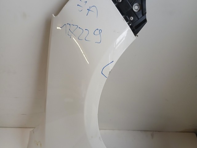 17229 Opel Astra J Jobb első Sárvédő Fehér Y40r a képen látható sérüléssel