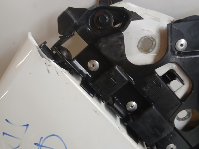 17229 Opel Astra J Jobb első Sárvédő Fehér Y40r a képen látható sérüléssel