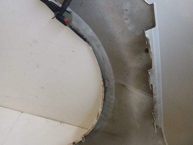 17229 Opel Astra J Jobb első Sárvédő Fehér Y40r a képen látható sérüléssel