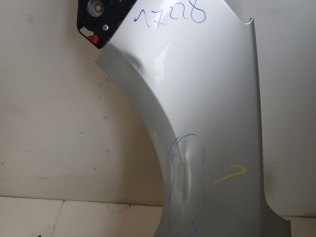 17228 Opel Astra J Bal első Sárvédő Ezüst Z176 a képen látható sérüléssel