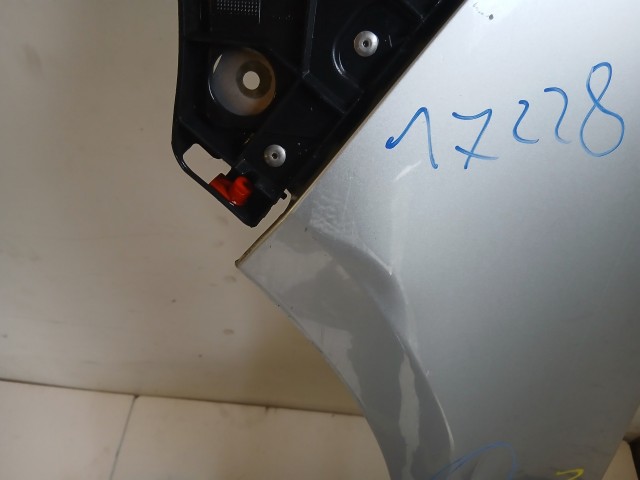 17228 Opel Astra J Bal első Sárvédő Ezüst Z176 a képen látható sérüléssel