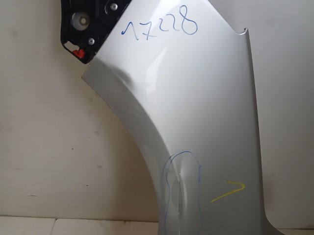 17228 Opel Astra J Bal első Sárvédő Ezüst Z176 a képen látható sérüléssel