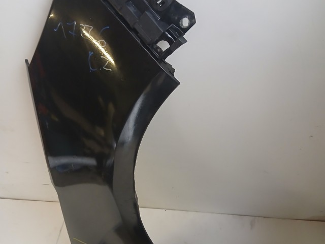 17226 opel zagira C Jobb első sárvédő fekete festett