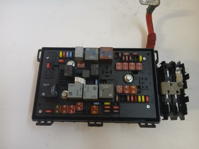 Opel Astra J 2009-2015 Motortéri biztosítéktábla Használt