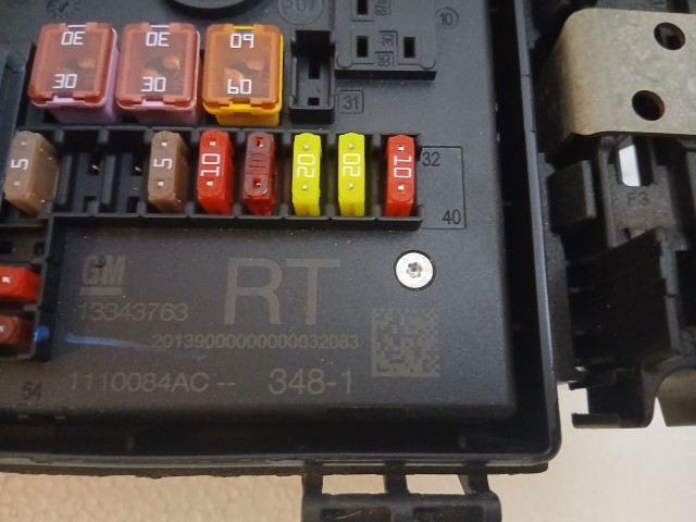 Opel Astra J 2009-2015 Motortéri biztosítéktábla Használt