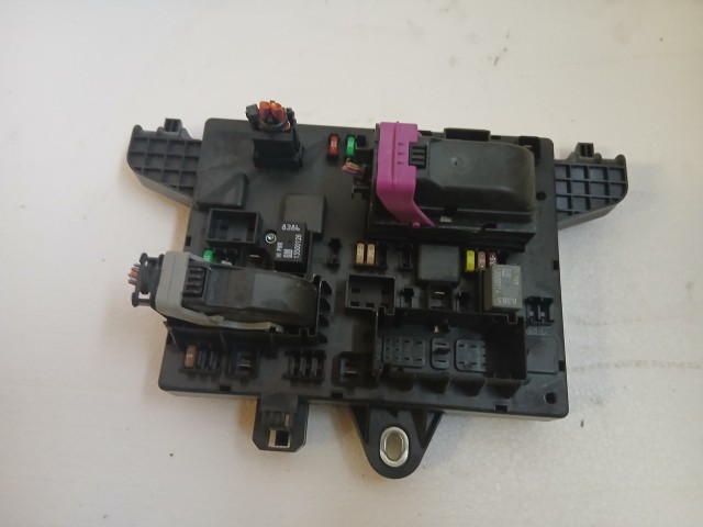 Opel Astra J 2009-2015 Biztosítéktábla  Használt Csomagtér