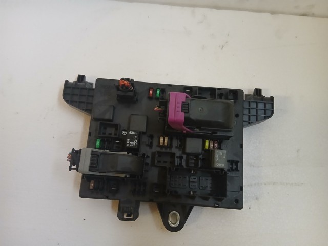 Opel Astra J 2009-2015 Biztosítéktábla  Használt Csomagtér