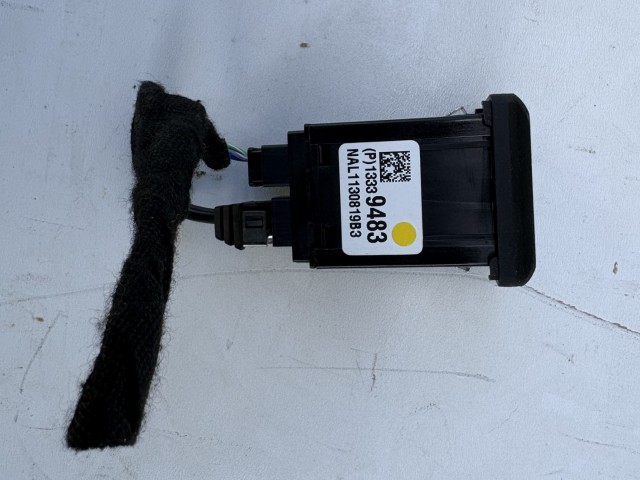 Opel Corsa E 2014- 2014-2019 Usb csatlakozó Használt