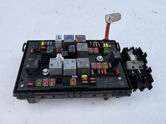 Opel Astra J 2009-2015 Motortéri biztosítéktábla Használt