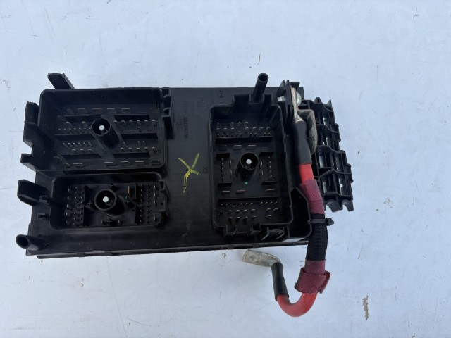 Opel Astra J 2009-2015 Motortéri biztosítéktábla Használt