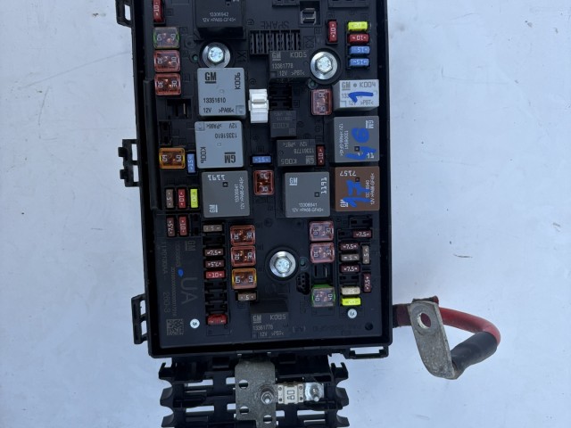 Opel Astra J 2009-2015 Motortéri biztosítéktábla Használt