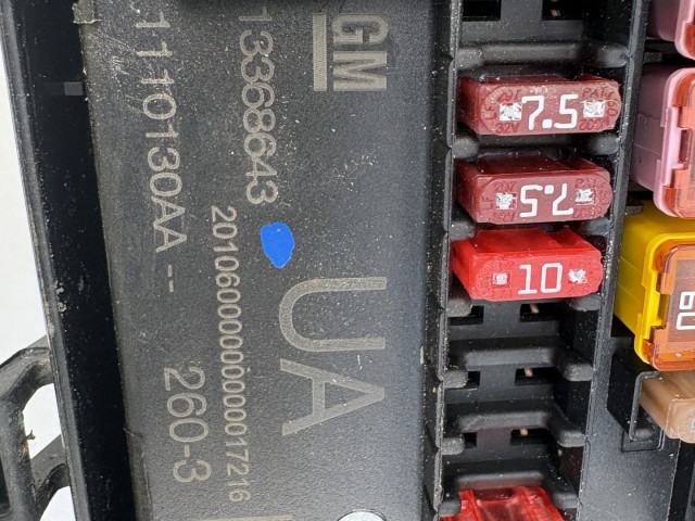 Opel Astra J 2009-2015 Motortéri biztosítéktábla Használt