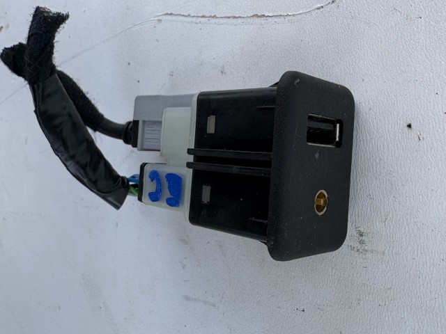 Opel Corsa E 2014- 2014-2019 Usb csatlakozó Használt
