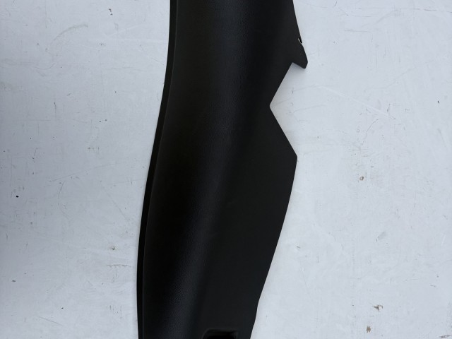 Opel Astra K Jobb ülés melletti müanyag burkolat övfeszítő 