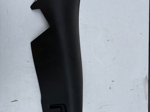 C oszlop kárpit, burkolat