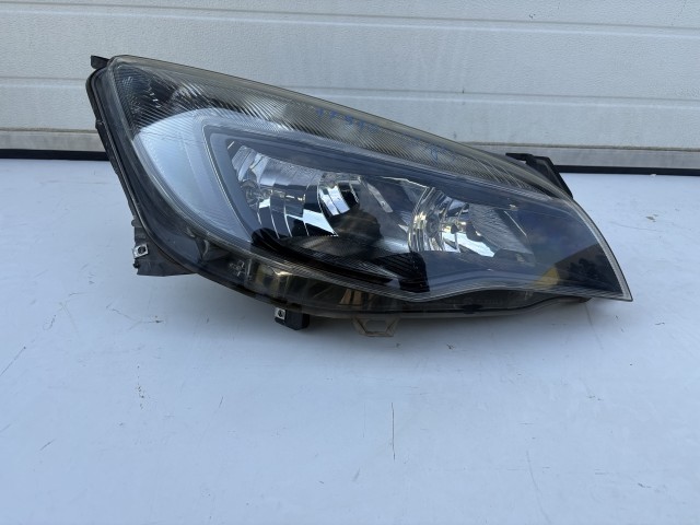 17510 Opel Astra J 2009-2015 Lámpa , Fényszóró Használt Jobb első