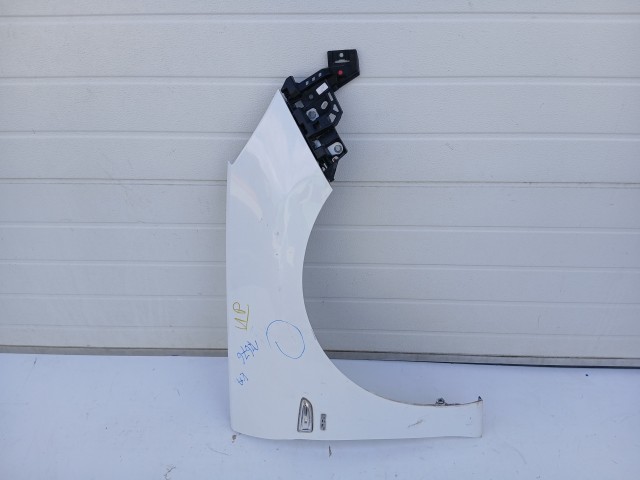 17676 Opel Astra K 2015-2021 Jobb első Sárvédő Fehér 40r a képen látható sérüléssel