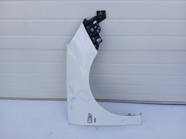 17676 Opel Astra K 2015-2021 Jobb első Sárvédő Fehér 40r a képen látható sérüléssel