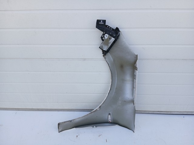 17676 Opel Astra K 2015-2021 Jobb első Sárvédő Fehér 40r a képen látható sérüléssel