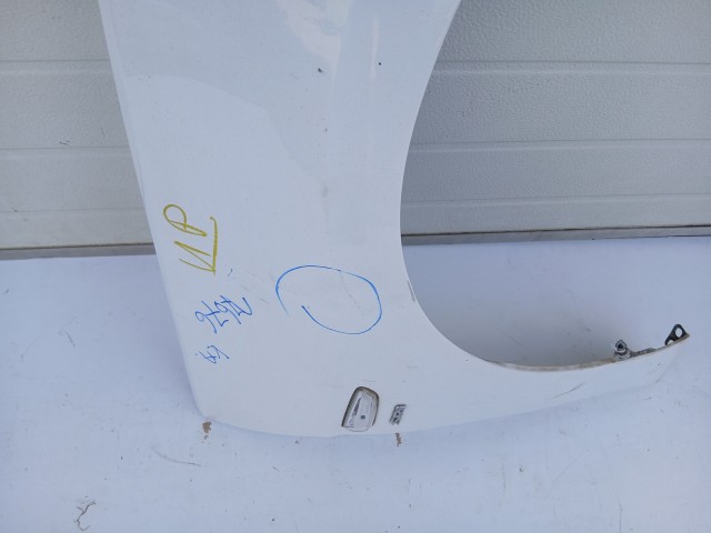 17676 Opel Astra K 2015-2021 Jobb első Sárvédő Fehér 40r a képen látható sérüléssel